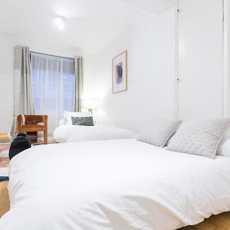 Perfectly Located 1 Bed Apartment Above Tube Station 런던 외부 사진