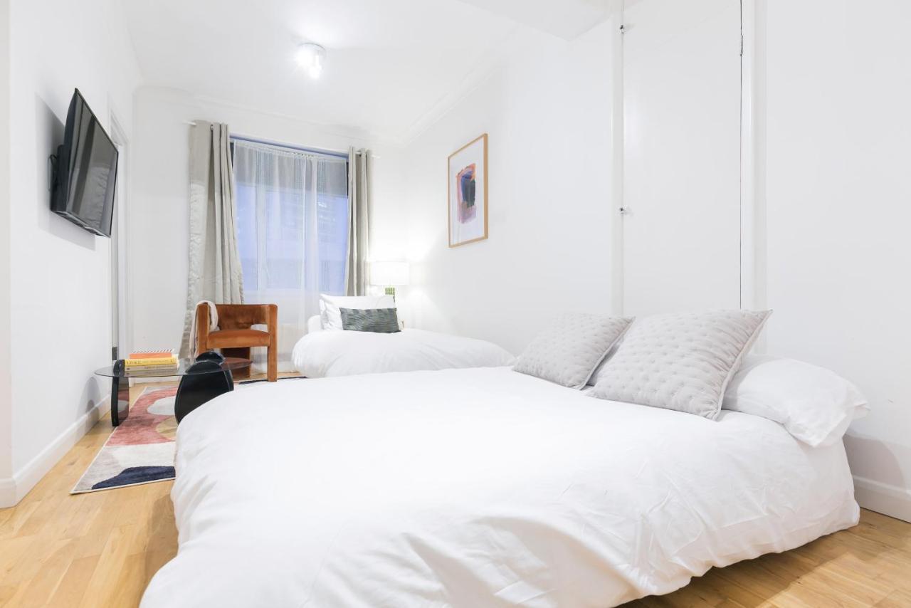 Perfectly Located 1 Bed Apartment Above Tube Station 런던 외부 사진