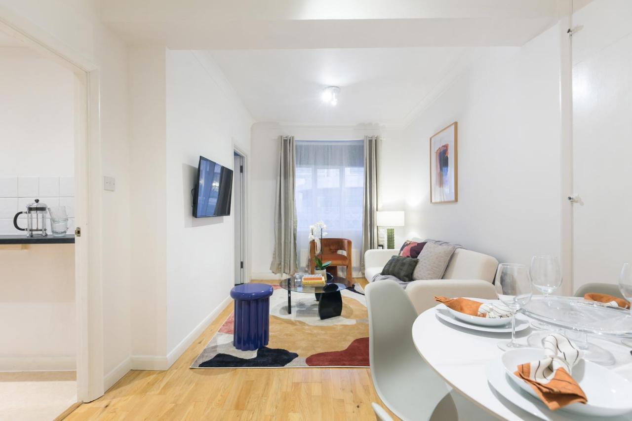 Perfectly Located 1 Bed Apartment Above Tube Station 런던 외부 사진