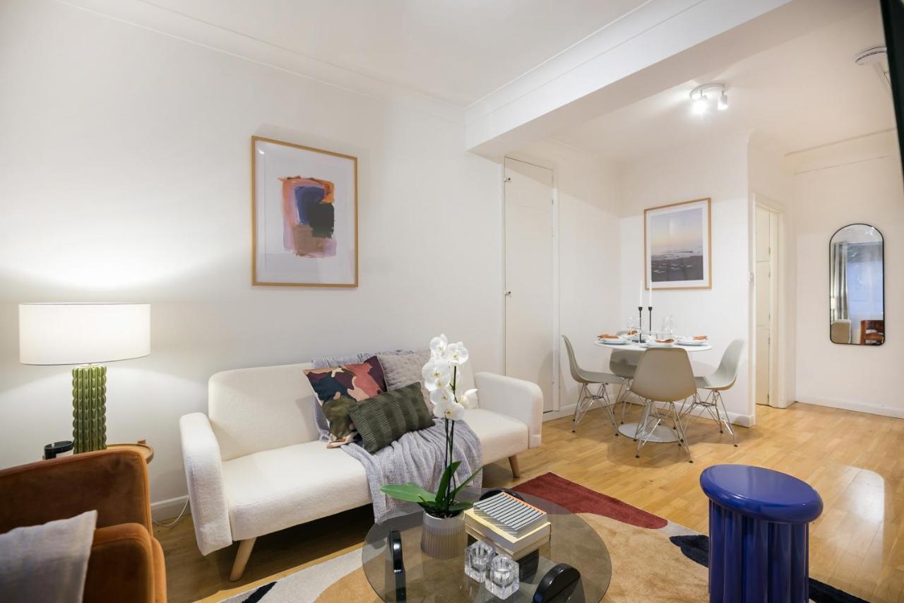 Perfectly Located 1 Bed Apartment Above Tube Station 런던 외부 사진