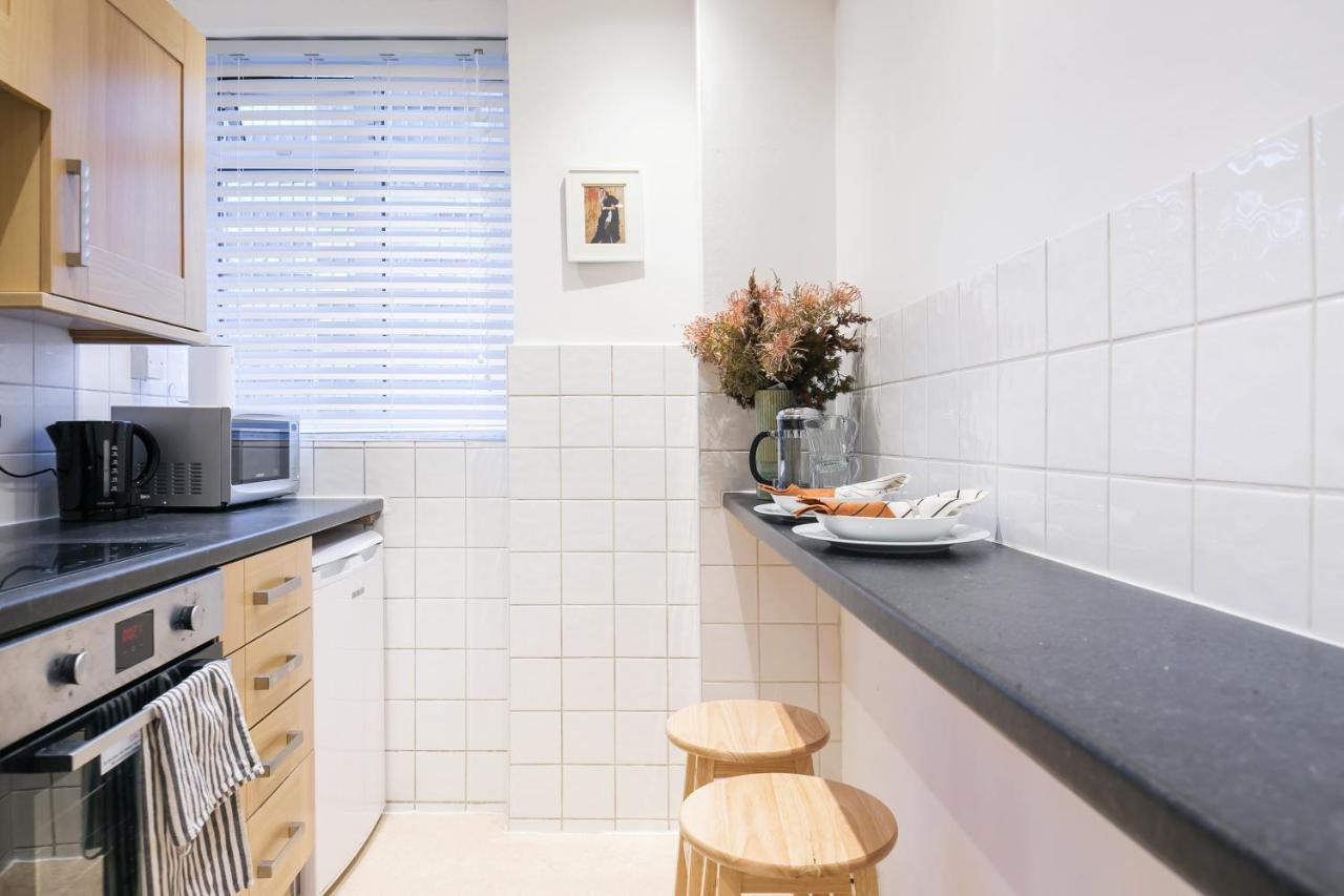 Perfectly Located 1 Bed Apartment Above Tube Station 런던 외부 사진