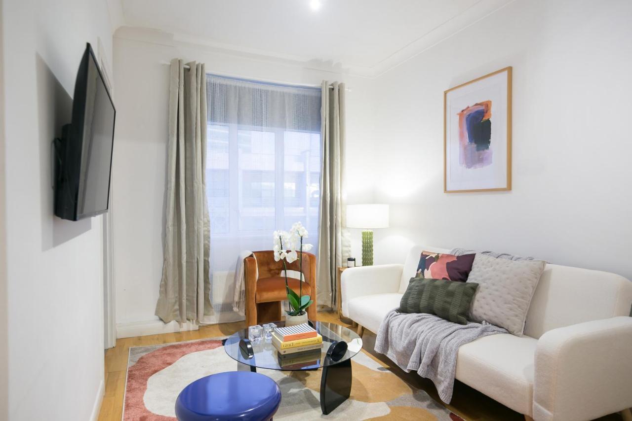 Perfectly Located 1 Bed Apartment Above Tube Station 런던 외부 사진