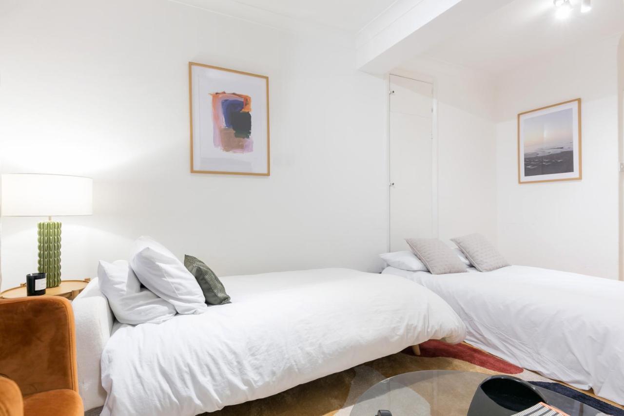 Perfectly Located 1 Bed Apartment Above Tube Station 런던 외부 사진