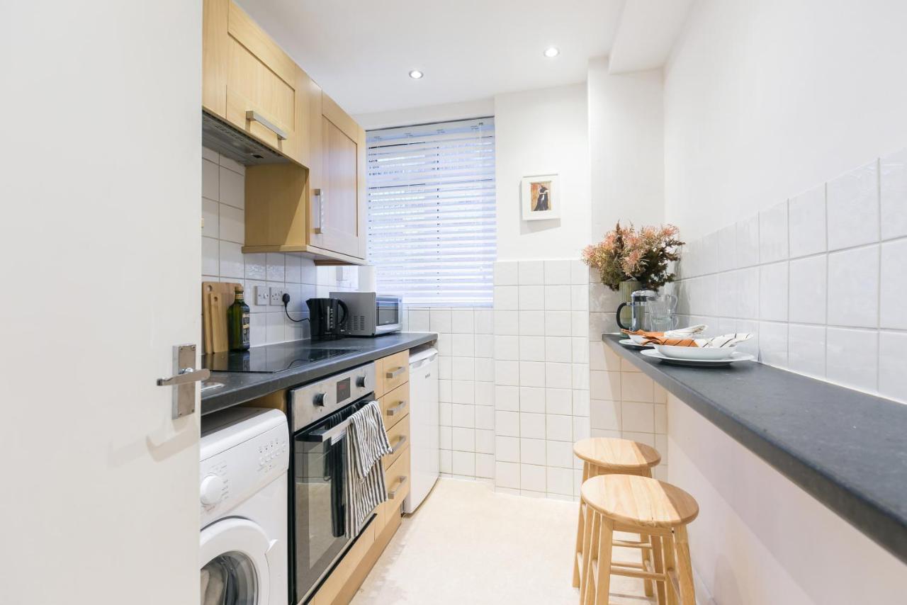 Perfectly Located 1 Bed Apartment Above Tube Station 런던 외부 사진